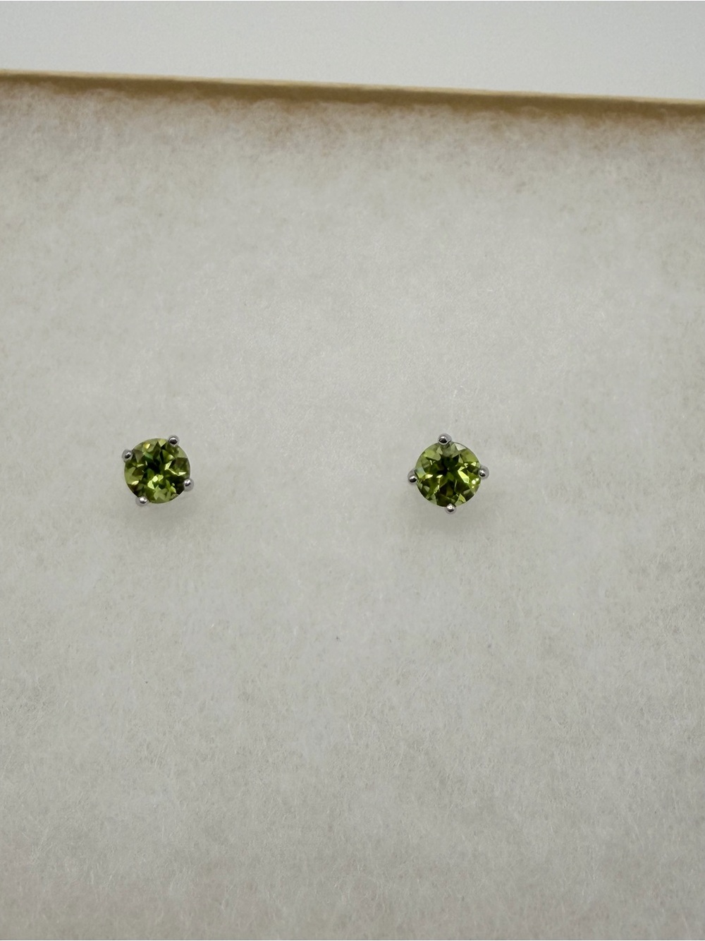 Sterling Silver Green Peridot Round Stud Earrings - Women Jewelry - Brand New